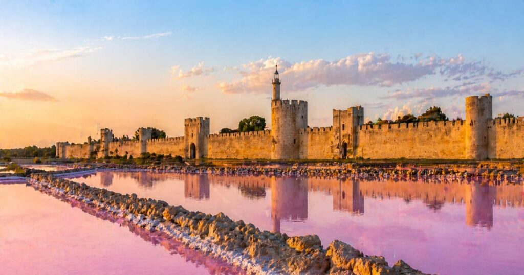 "Aigues-Mortes 2026 — remparts médiévaux et salins roses de Camargue"