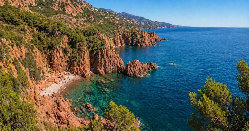 "Saint-Raphaël 2026 — roches rouges de l'Esterel et mer Méditerranée"