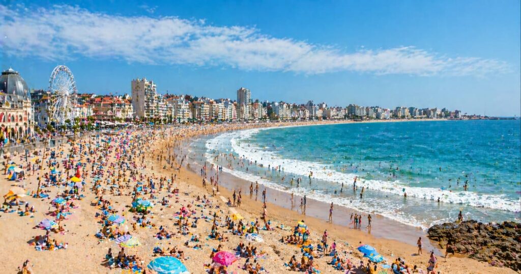"Les Sables d'Olonne 2026 — grande plage familiale en arc de cercle, Vendée"