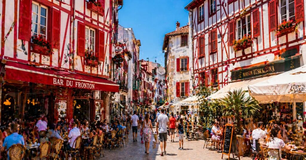 "Saint-Jean-de-Luz 2026 — maisons basques et centre historique animé"