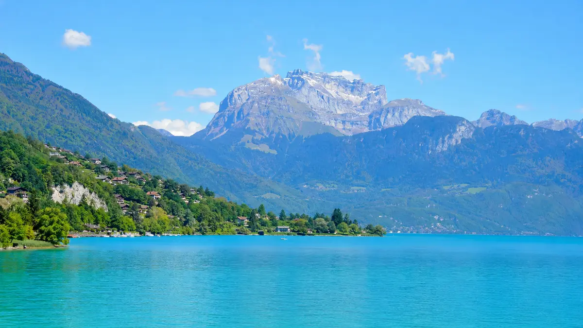 Lac d’Annecy et montagnes des Alpes en Auvergne–Rhône-Alpes