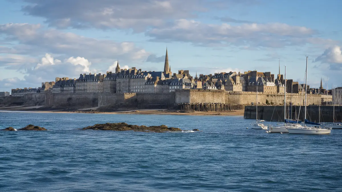 Remparts et port de Saint-Malo en Bretagne