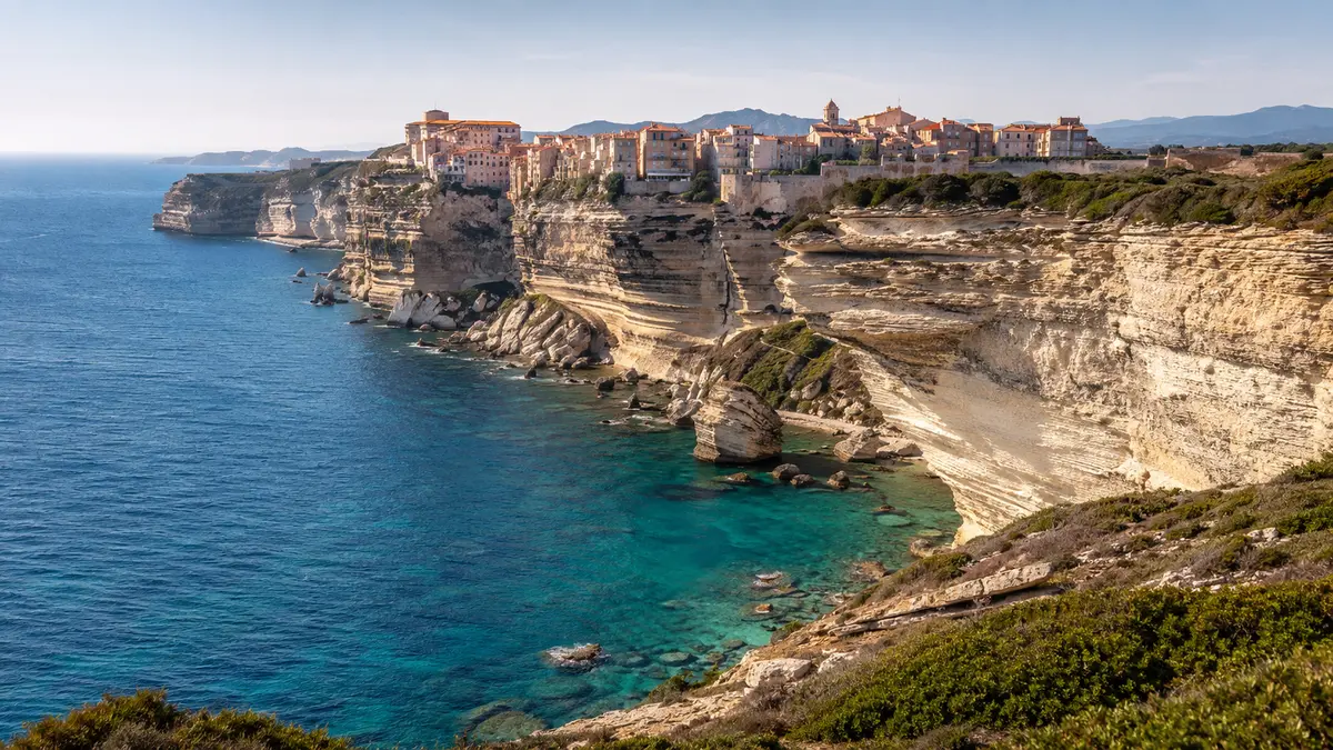 Falaises calcaires et vieille ville de Bonifacio en Corse