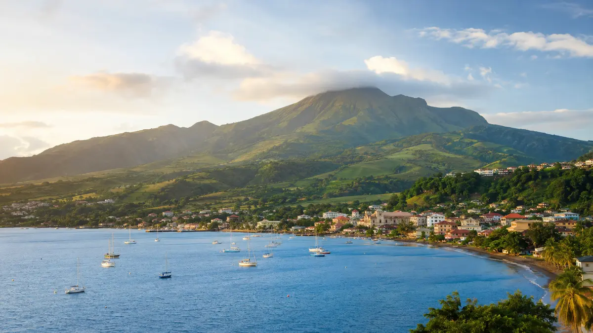 Baie de Saint-Pierre et montagne Pelée en Martinique