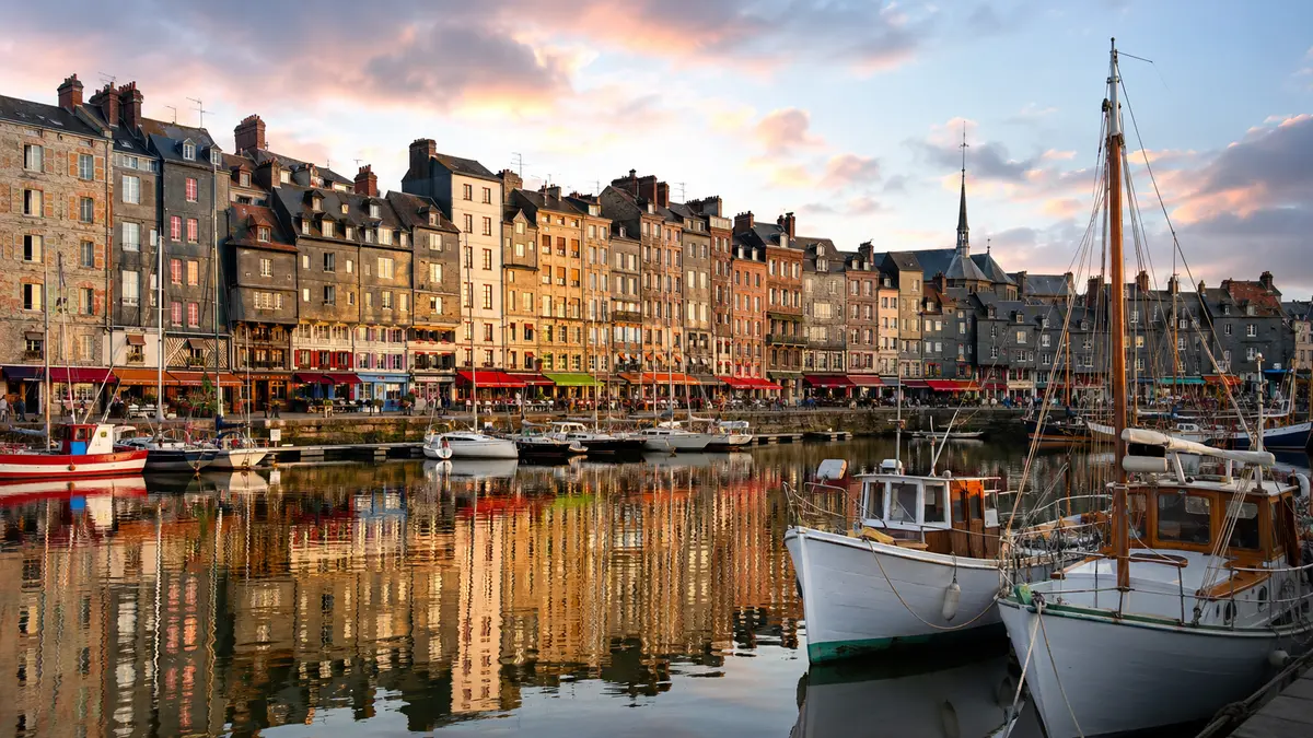 Vieux bassin de Honfleur et maisons normandes colorées