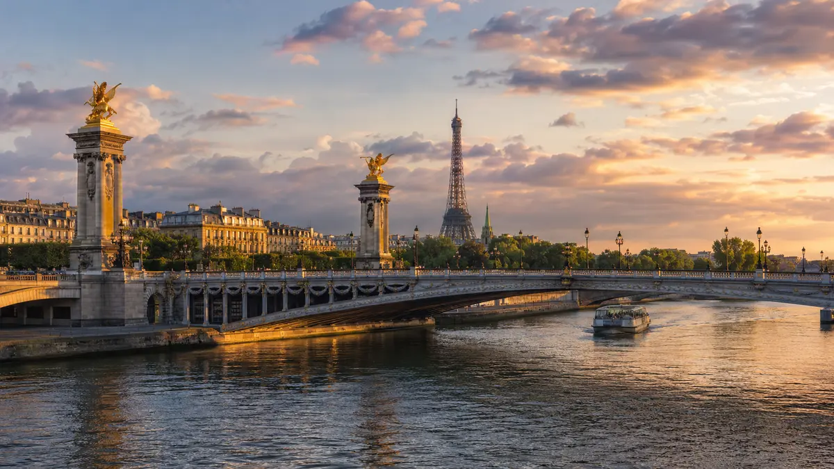 Vue de Paris et de la Seine au coucher du soleil
