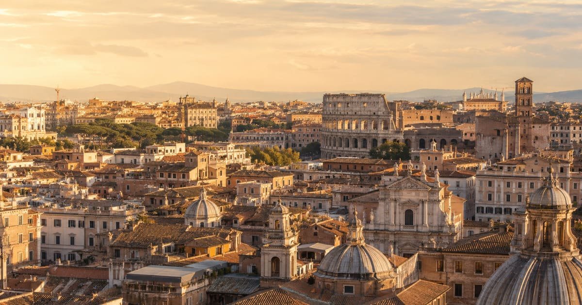Vue panoramique de Rome et du Colisée au coucher du soleil