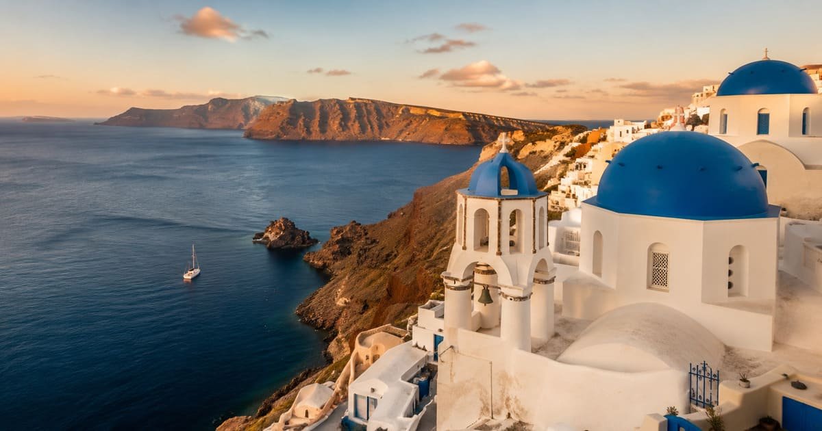 Maisons blanches et dômes bleus face à la mer Égée, Grèce