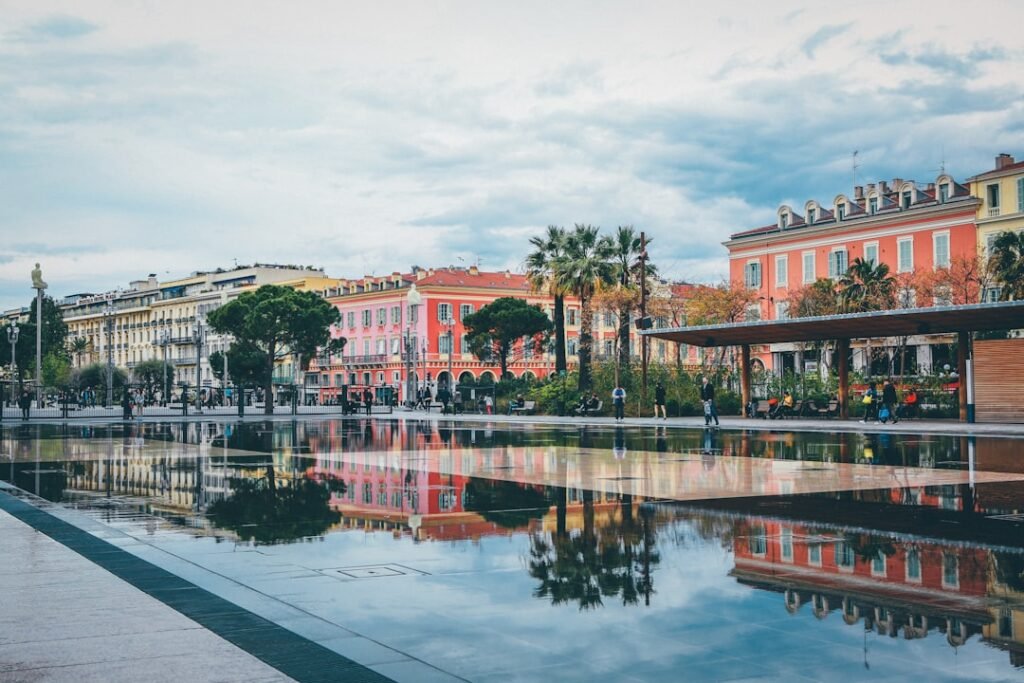 Promeneurs dans une rue ensoleillée de Nice