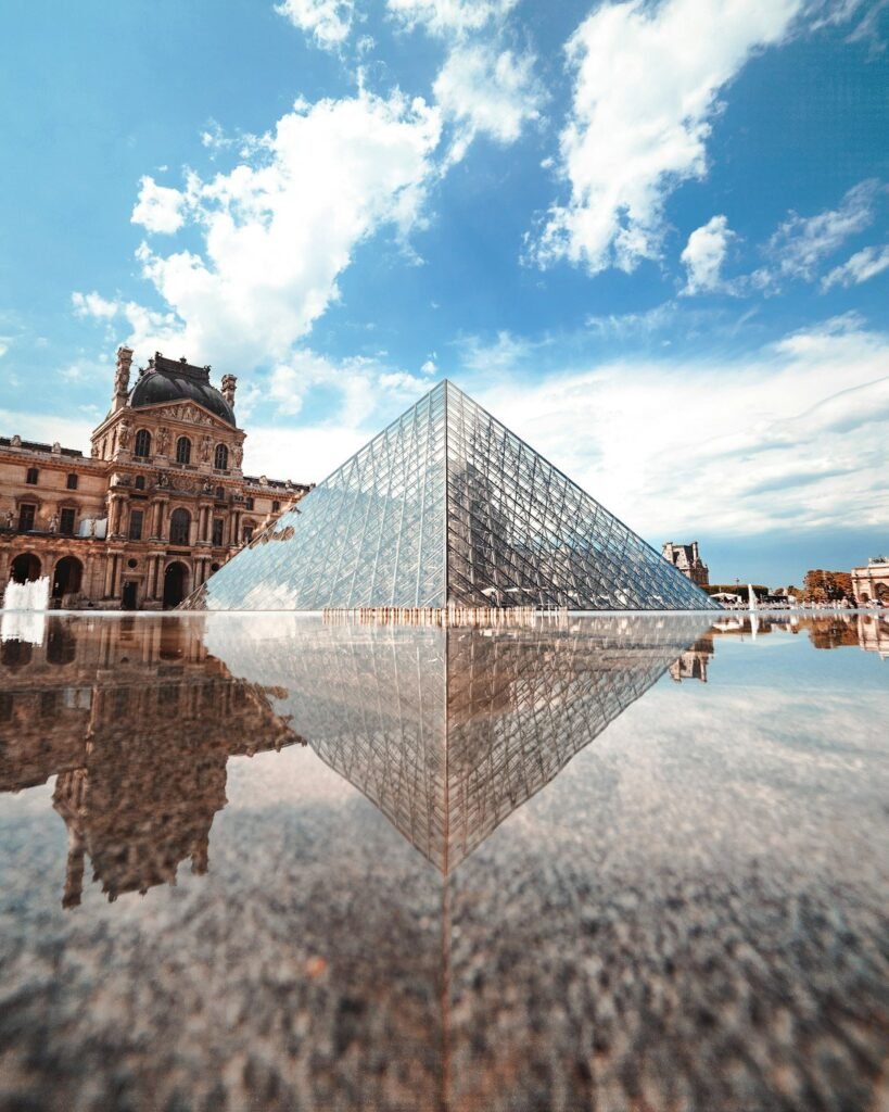 La pyramide du Louvre à Paris