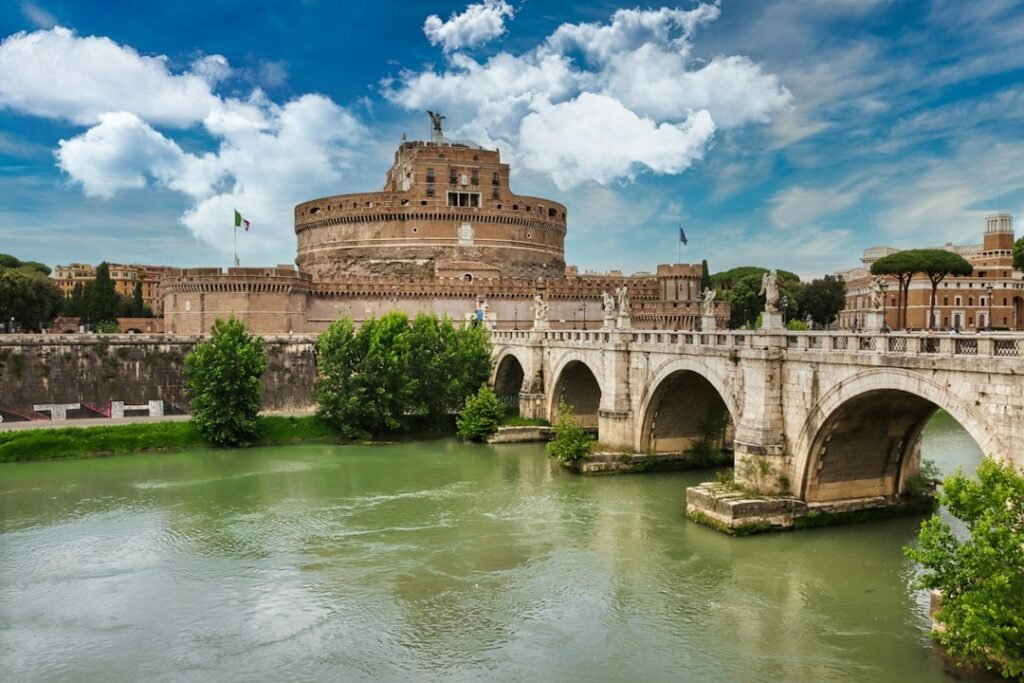 Le château Saint-Ange au bord du Tibre, Rome