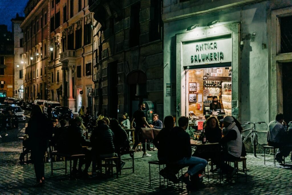 Terrasses de restaurants sur une piazza de Rome