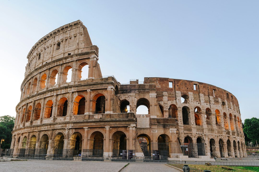 Le Colisée de Rome au lever du soleil