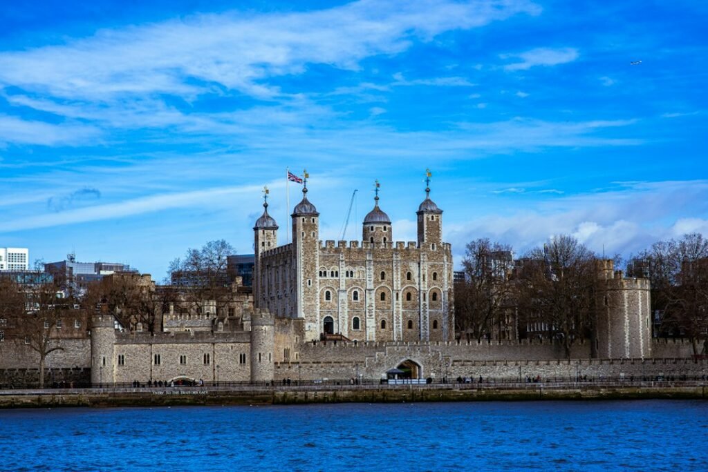 La Tour de Londres au bord de la Tamise