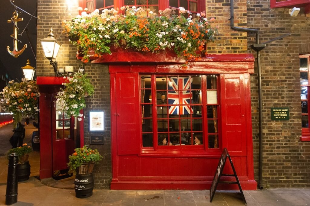 Façade rouge d'un établissement londonien le soir