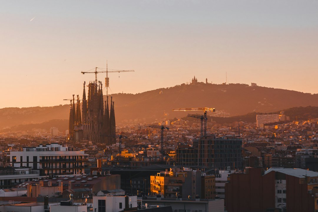 Barcelone et la Sagrada Família au coucher du soleil