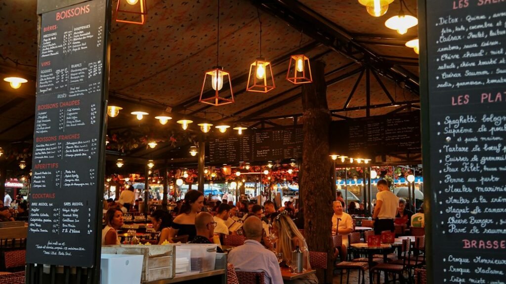 Salle chaleureuse d'un restaurant traditionnel