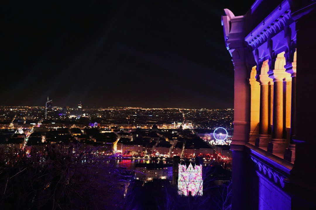 Panorama de Lyon illuminé depuis Fourvière