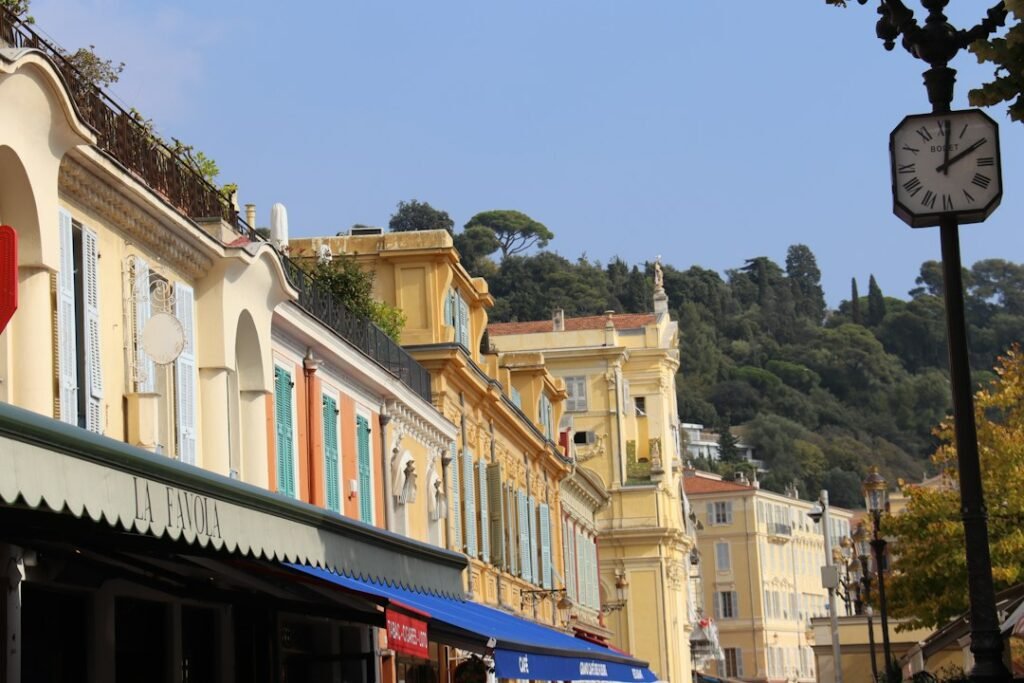 Façades colorées et clocher du Vieux-Nice